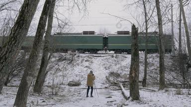 创建镜头通过运费火车冬天